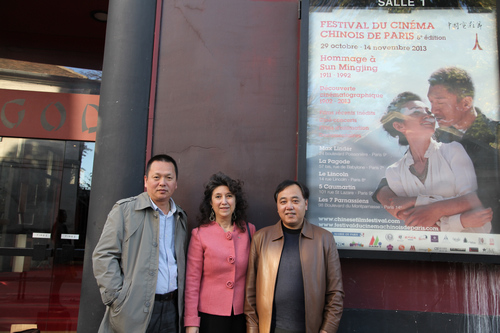 张建成导演与电影节创办主席高醇芳、中国电影代表团团长周宝林在蝶吻放映的宝塔电影院合影。左一为导演张建成。